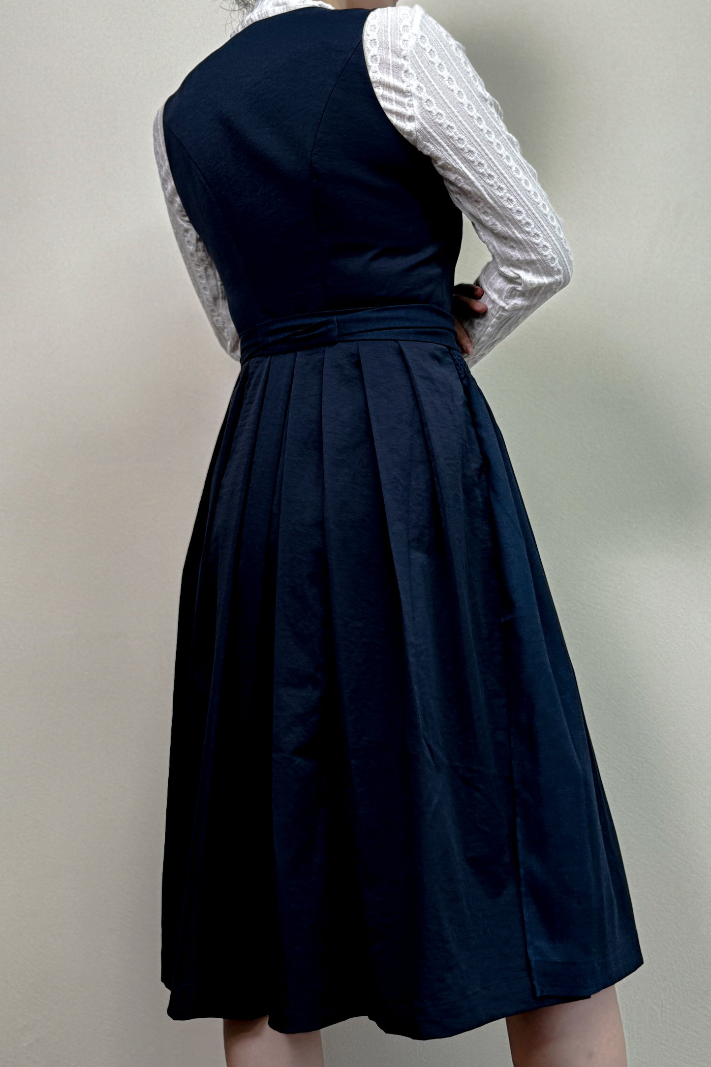Dunkelblaues Dirndl mit Leinen Schürze