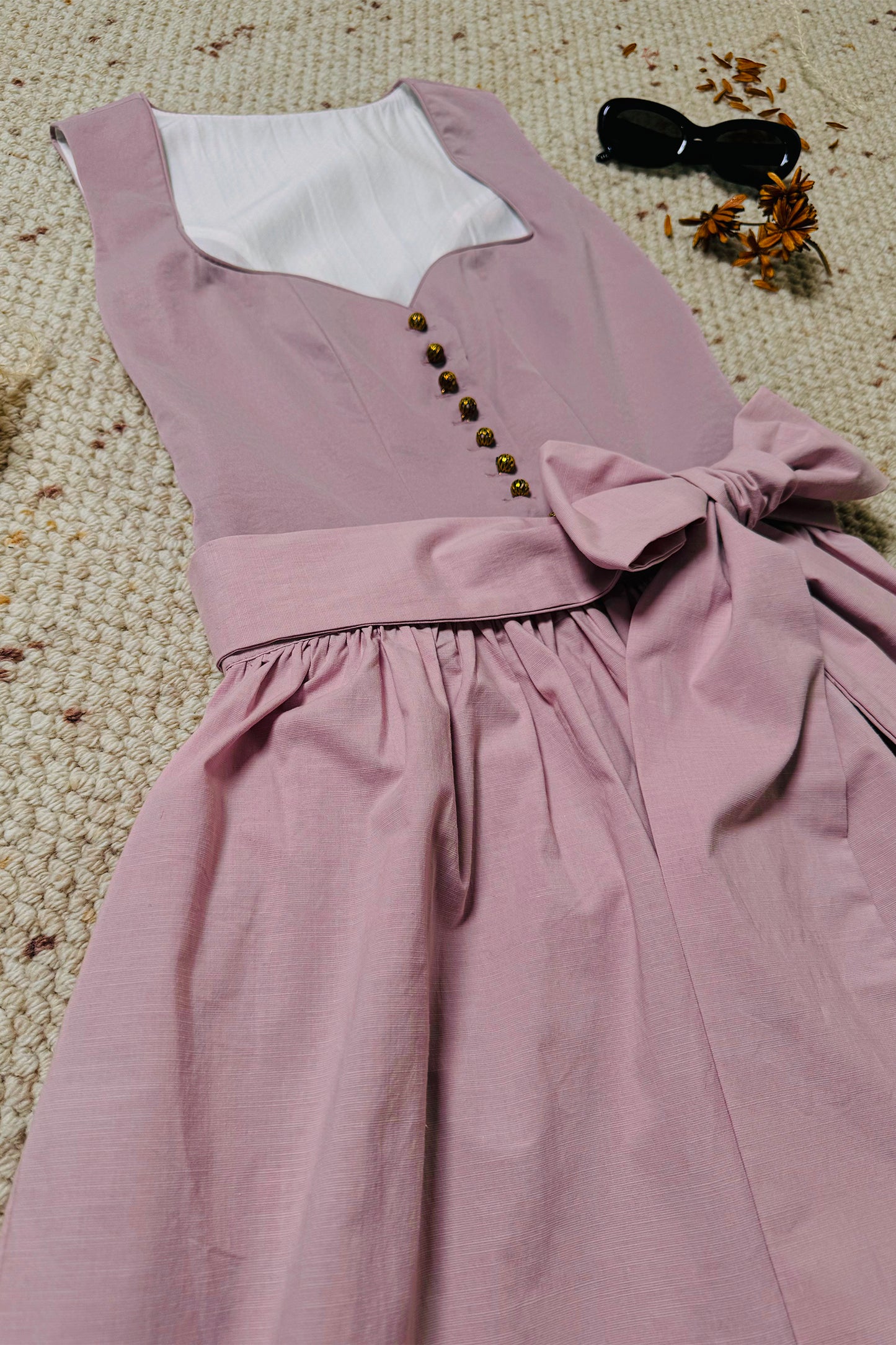Rosa-farbenes Dirndl mit Knöpfen