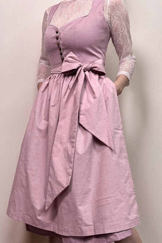 Rosa-farbenes Dirndl mit Knöpfen