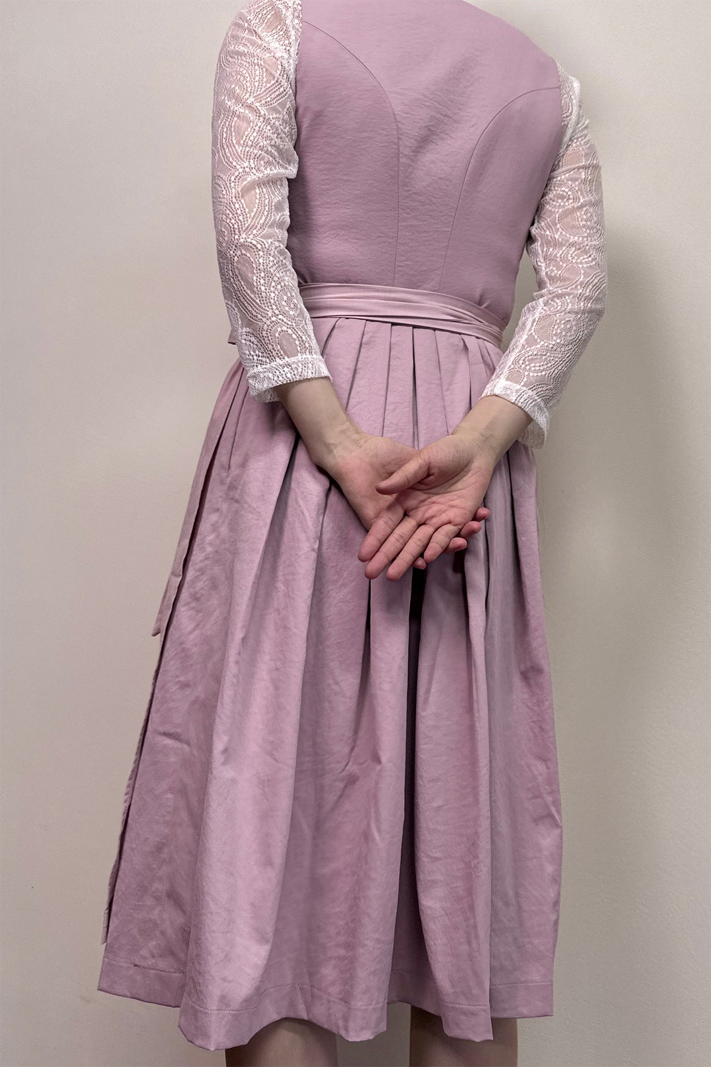 Rosa-farbenes Dirndl mit Knöpfen