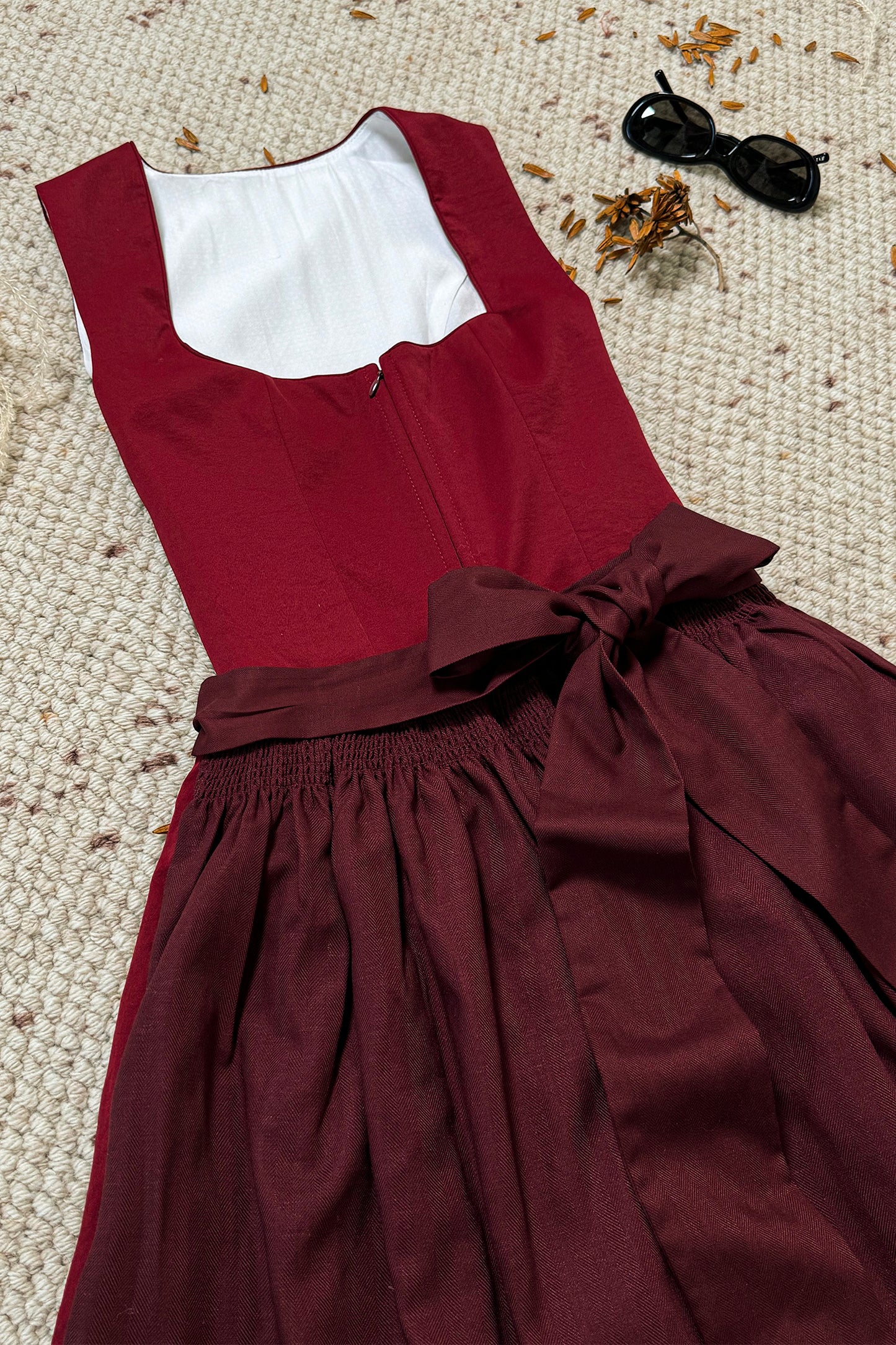 Rot Dirndl mit Wine Schürze