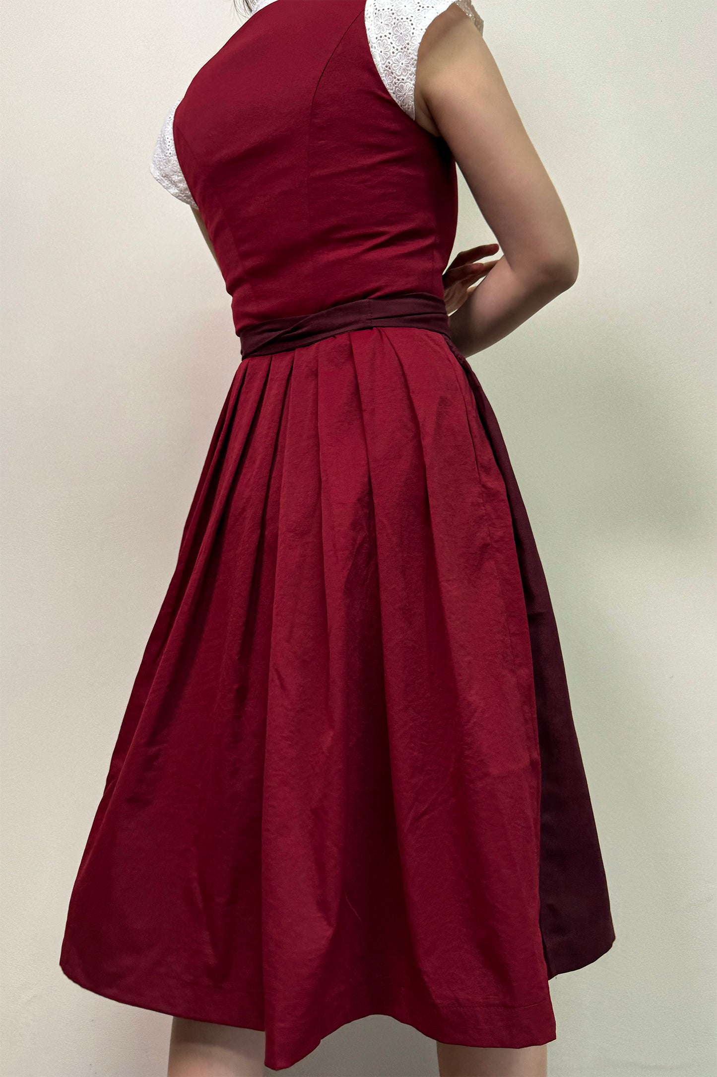 Rot Dirndl mit Wine Schürze