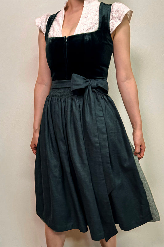 Dunkelgrünes Dirndl mit Samt-Miede