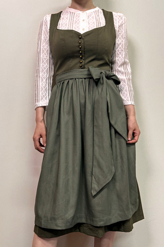 Olivgrünes Dirndl mit Knöpfen
