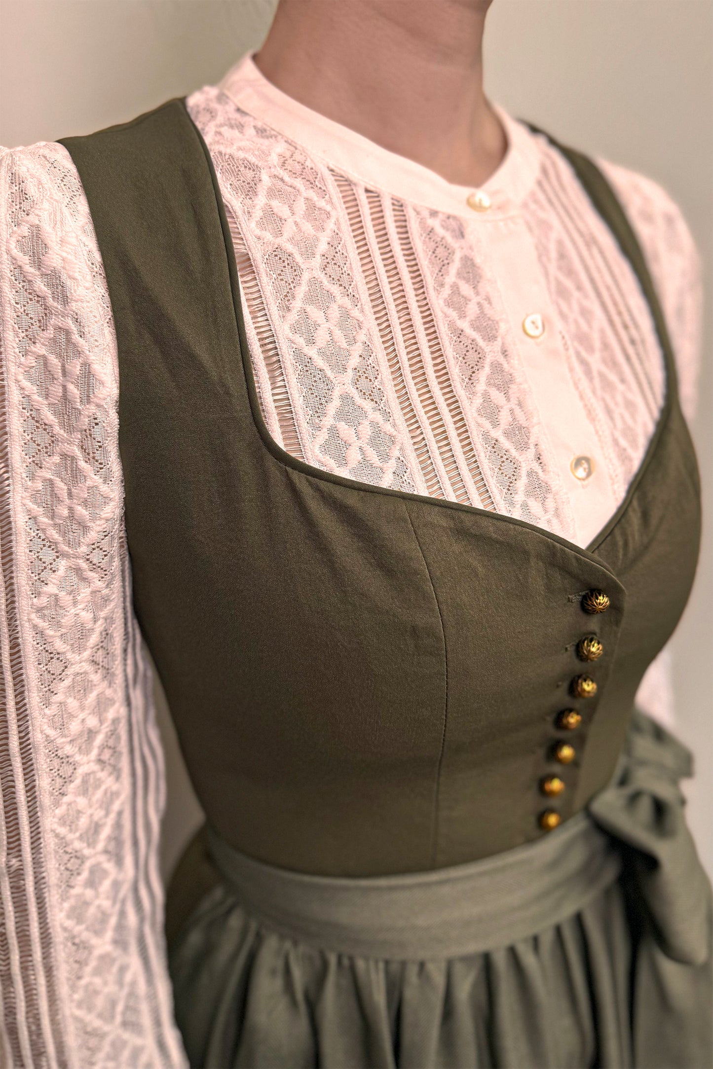 Olivgrünes Dirndl mit Knöpfen