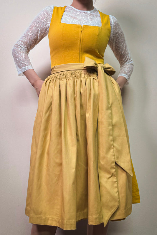 Zitronengelbes Dirndl mit Leinen Schürze