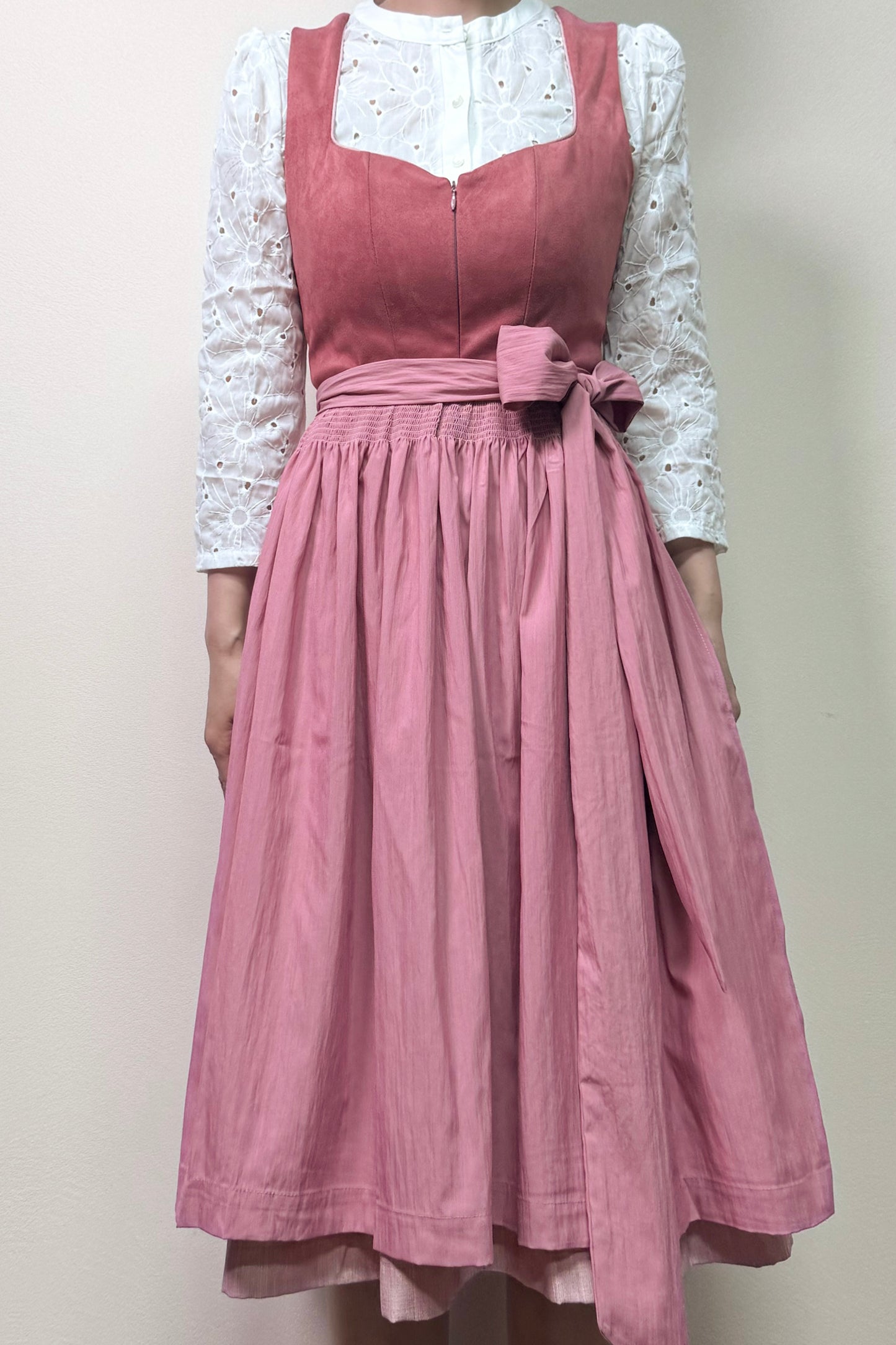 Rosa Farbenes Dirndl mit Velours-Mieder