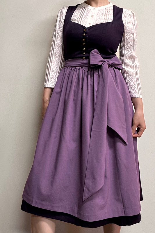 Brombeerfarbenes Dirndl mit Knöpfen