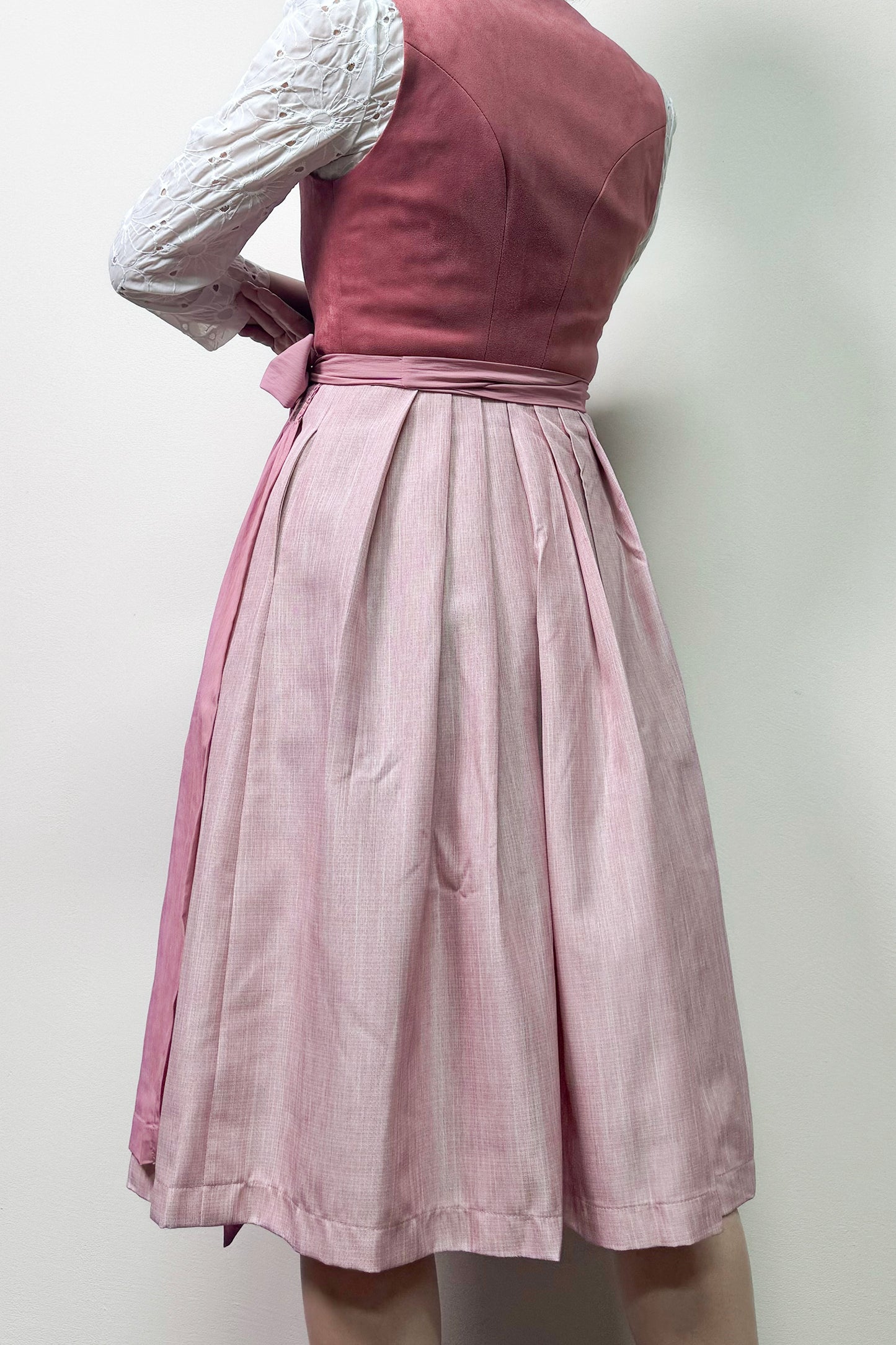 Rosa Farbenes Dirndl mit Velours-Mieder