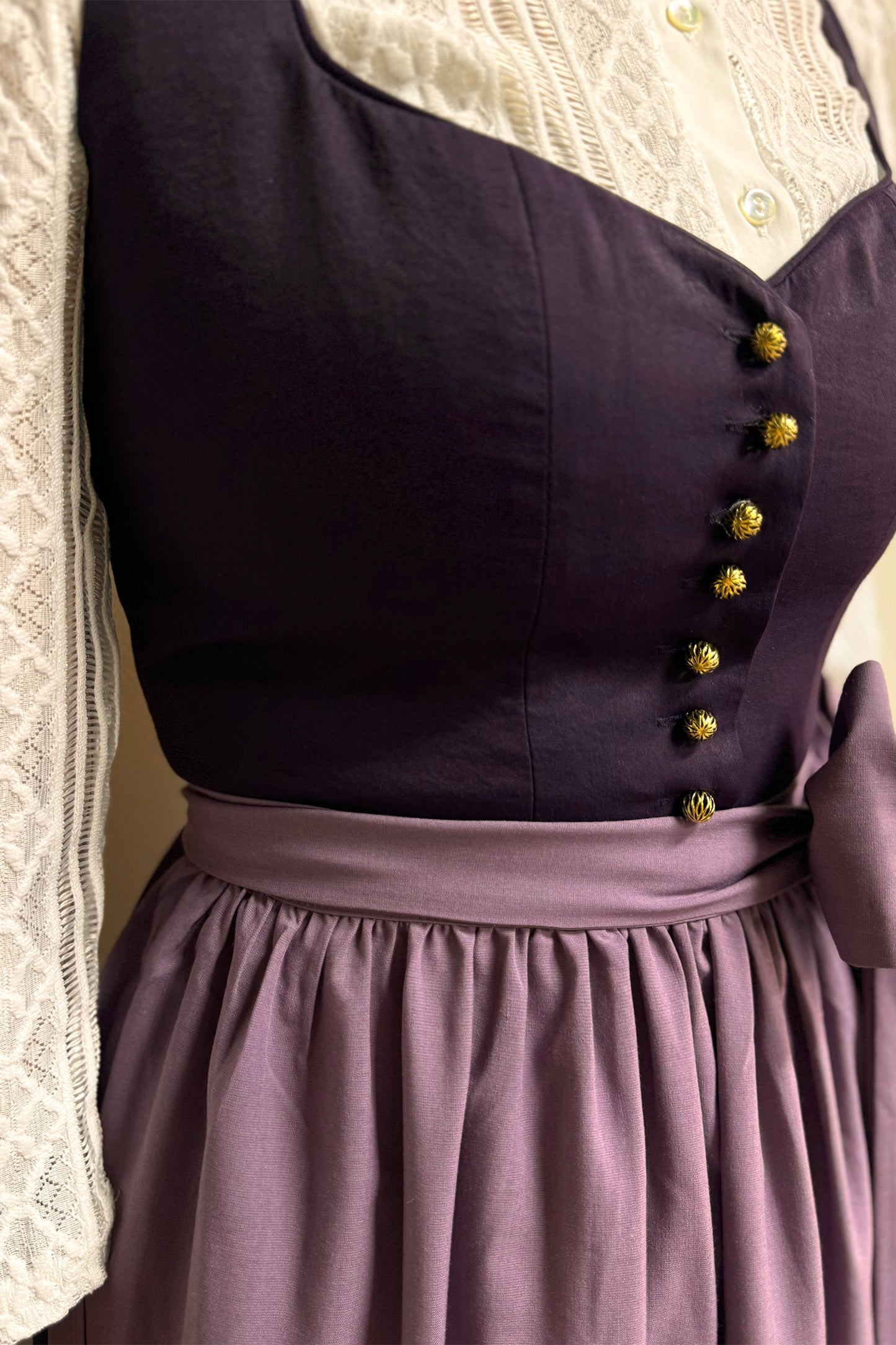 Brombeerfarbenes Dirndl mit Knöpfen