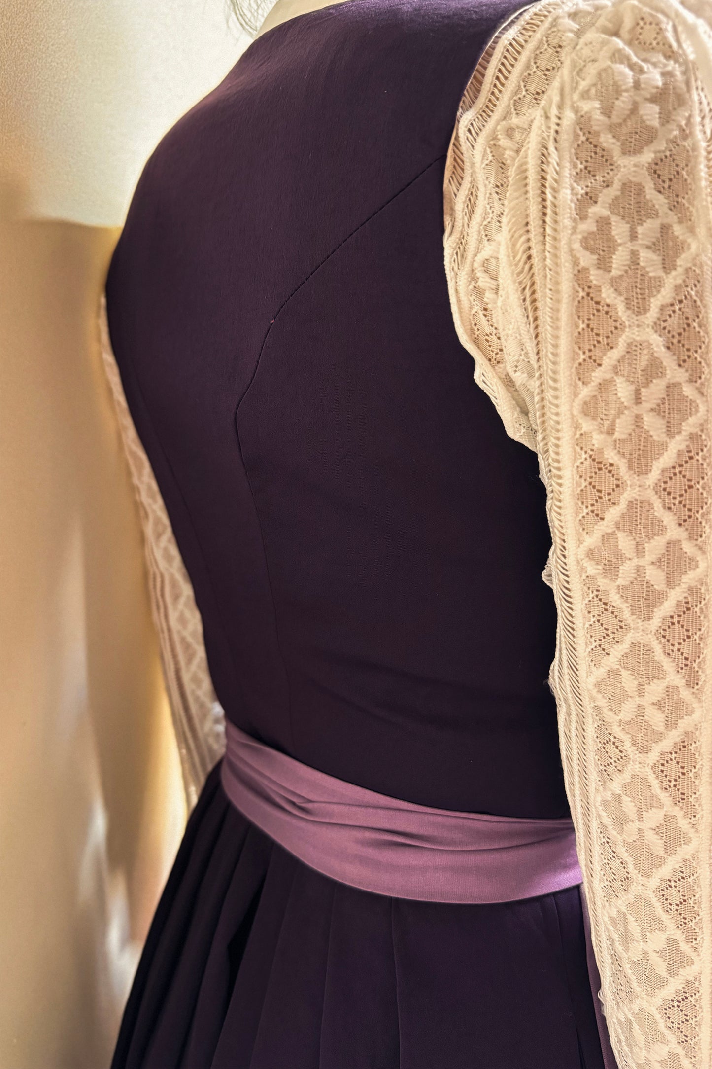 Brombeerfarbenes Dirndl mit Knöpfen