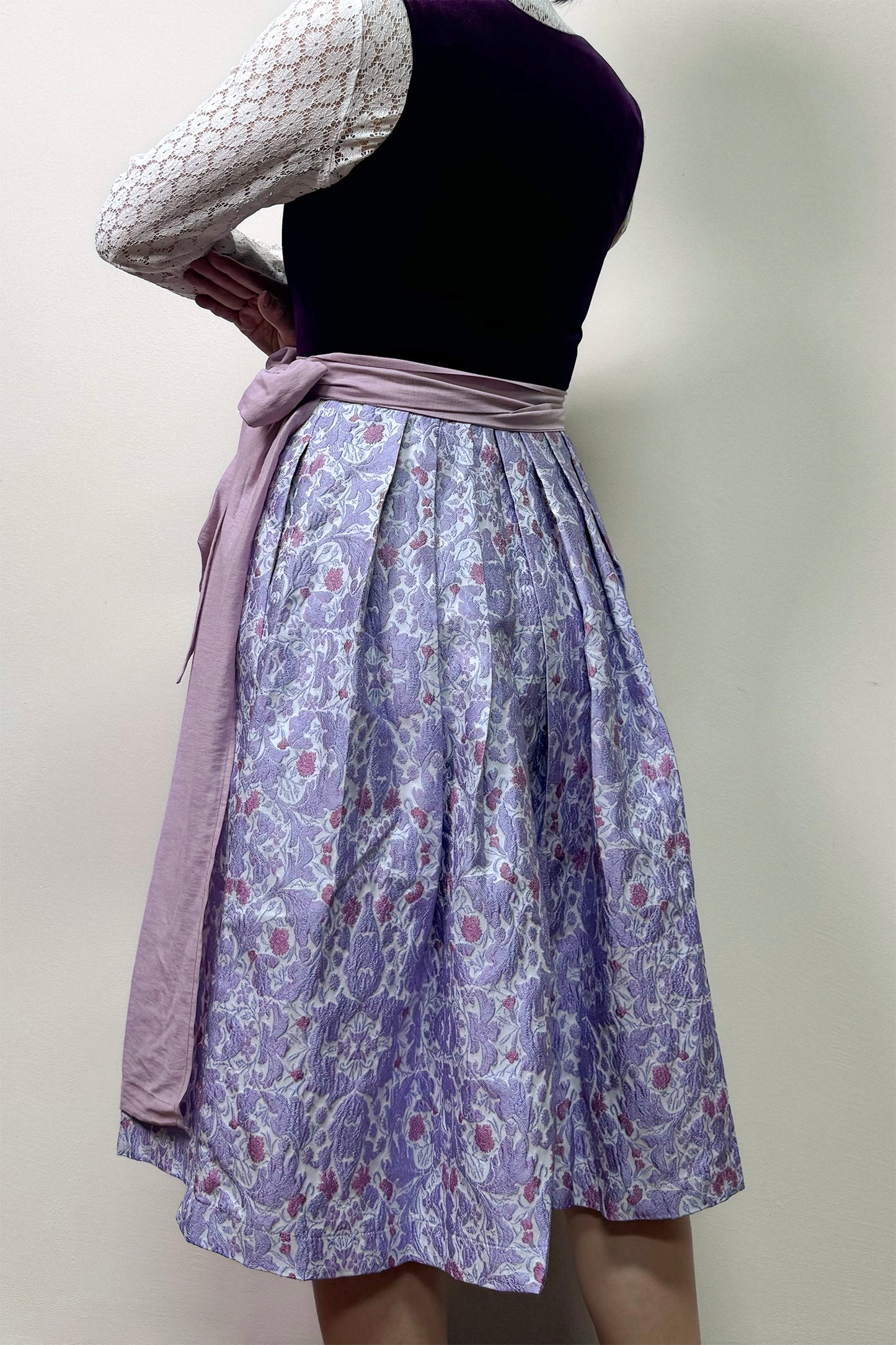 Mauvefarbenes Samt Dirndl mit Blumenmuster Rock
