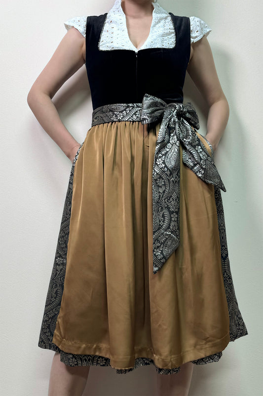 Schwarzes Dirndl mit Gemusterter Rock