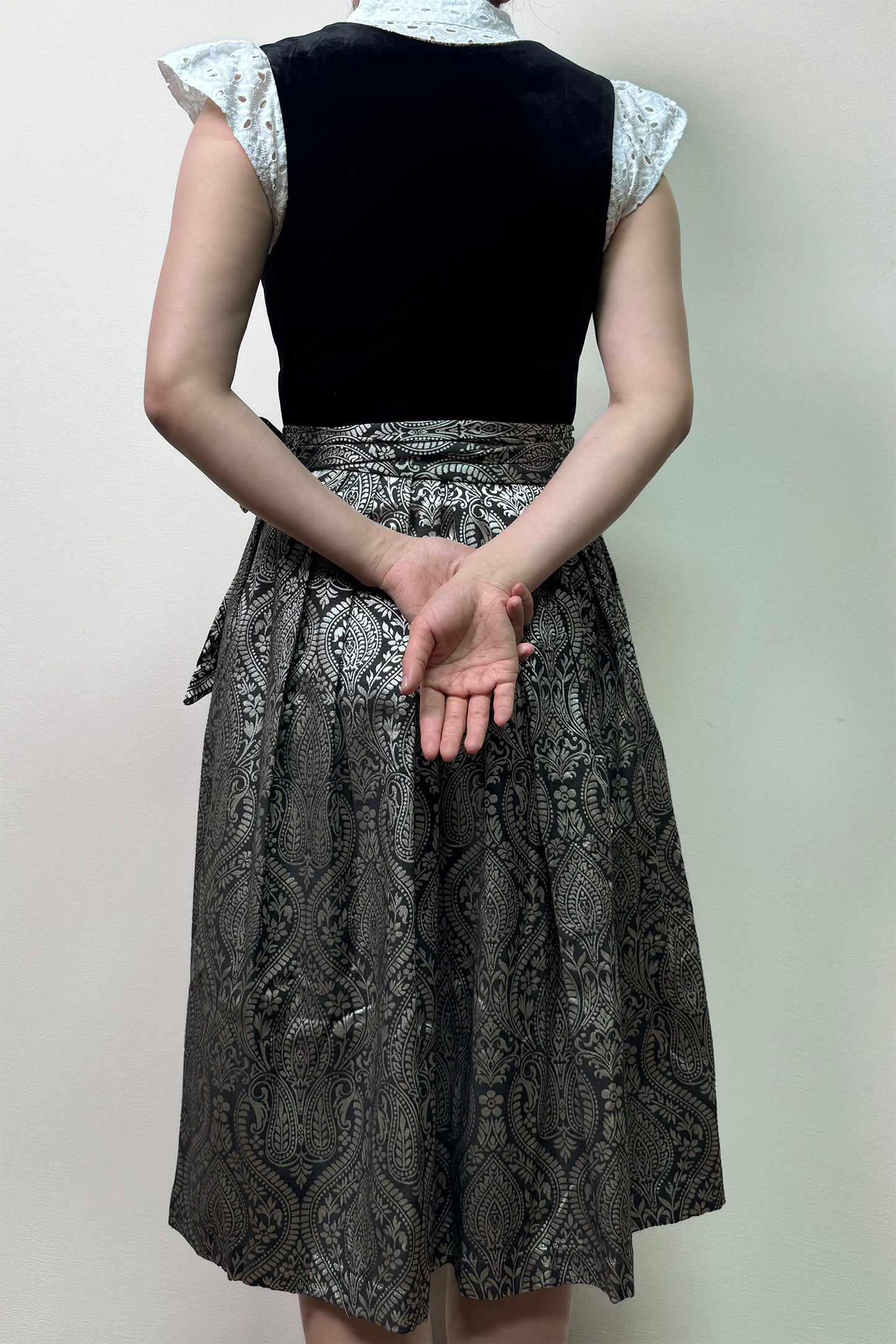 Schwarzes Dirndl mit Gemusterter Rock