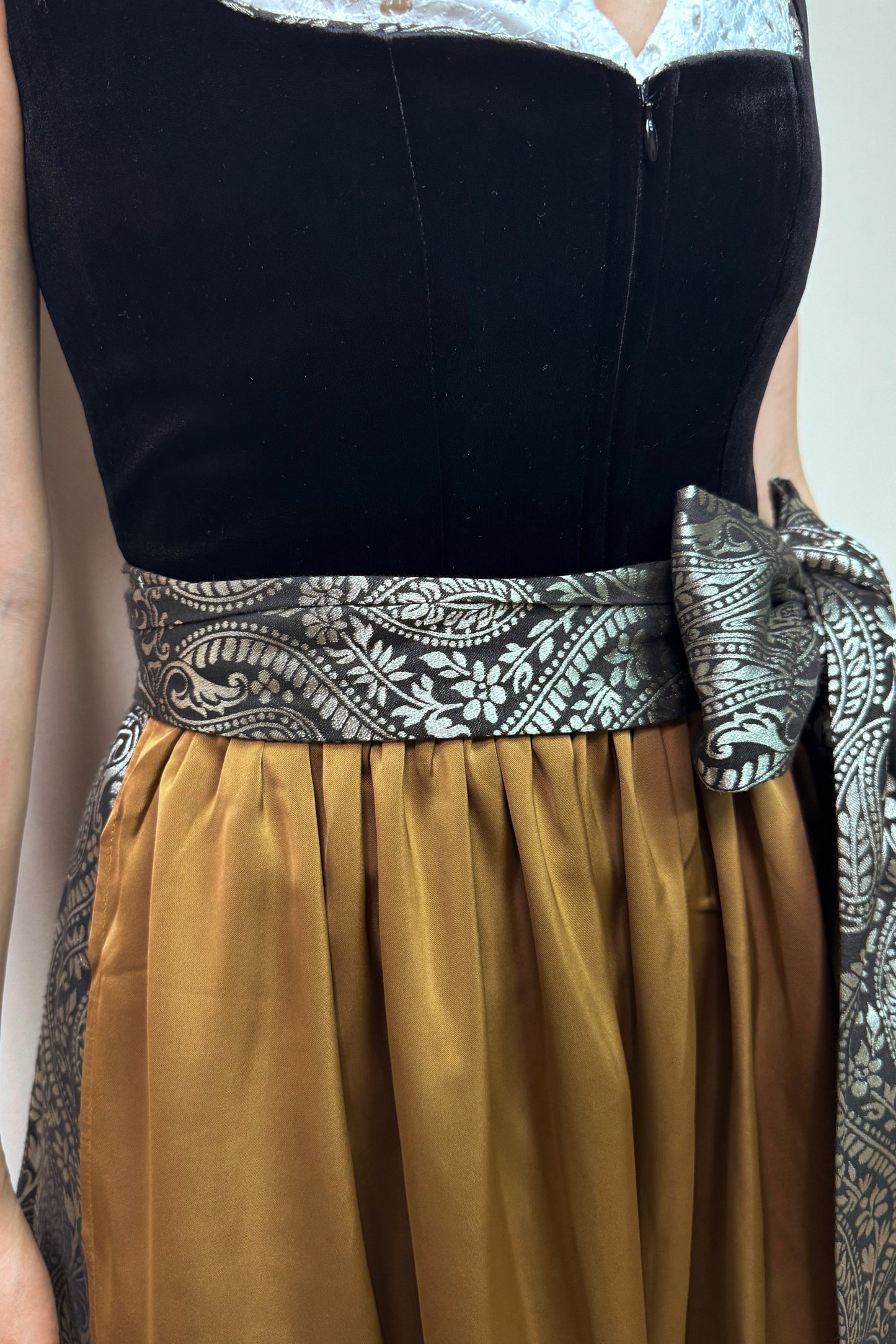 Schwarzes Dirndl mit Gemusterter Rock