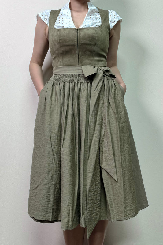 Moosgrünes Dirndl mit Velours-Mieder