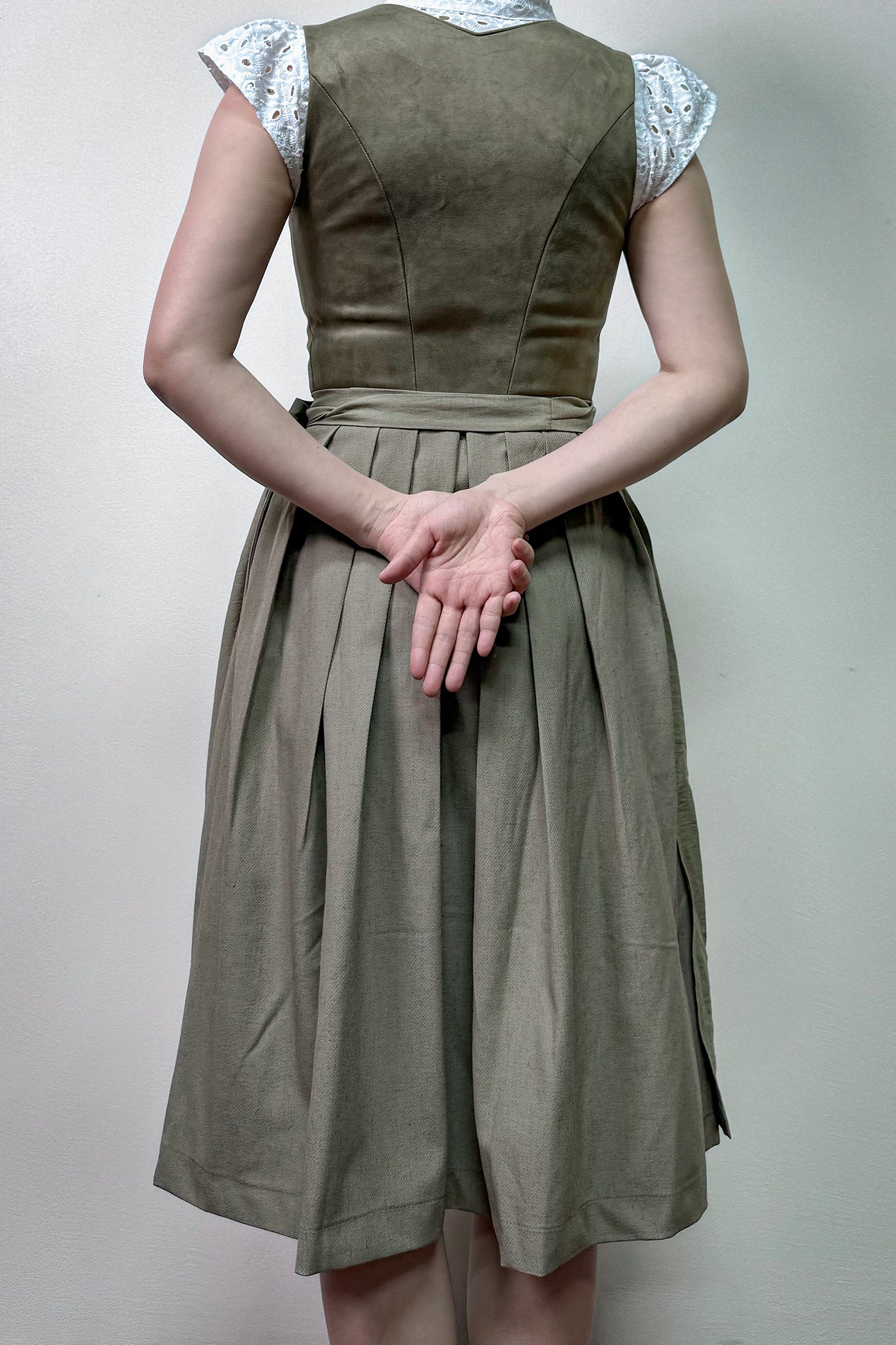 Moosgrünes Dirndl mit Velours-Mieder