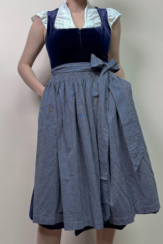 Dunkelblaues Dirndl mit Samt-Mieder