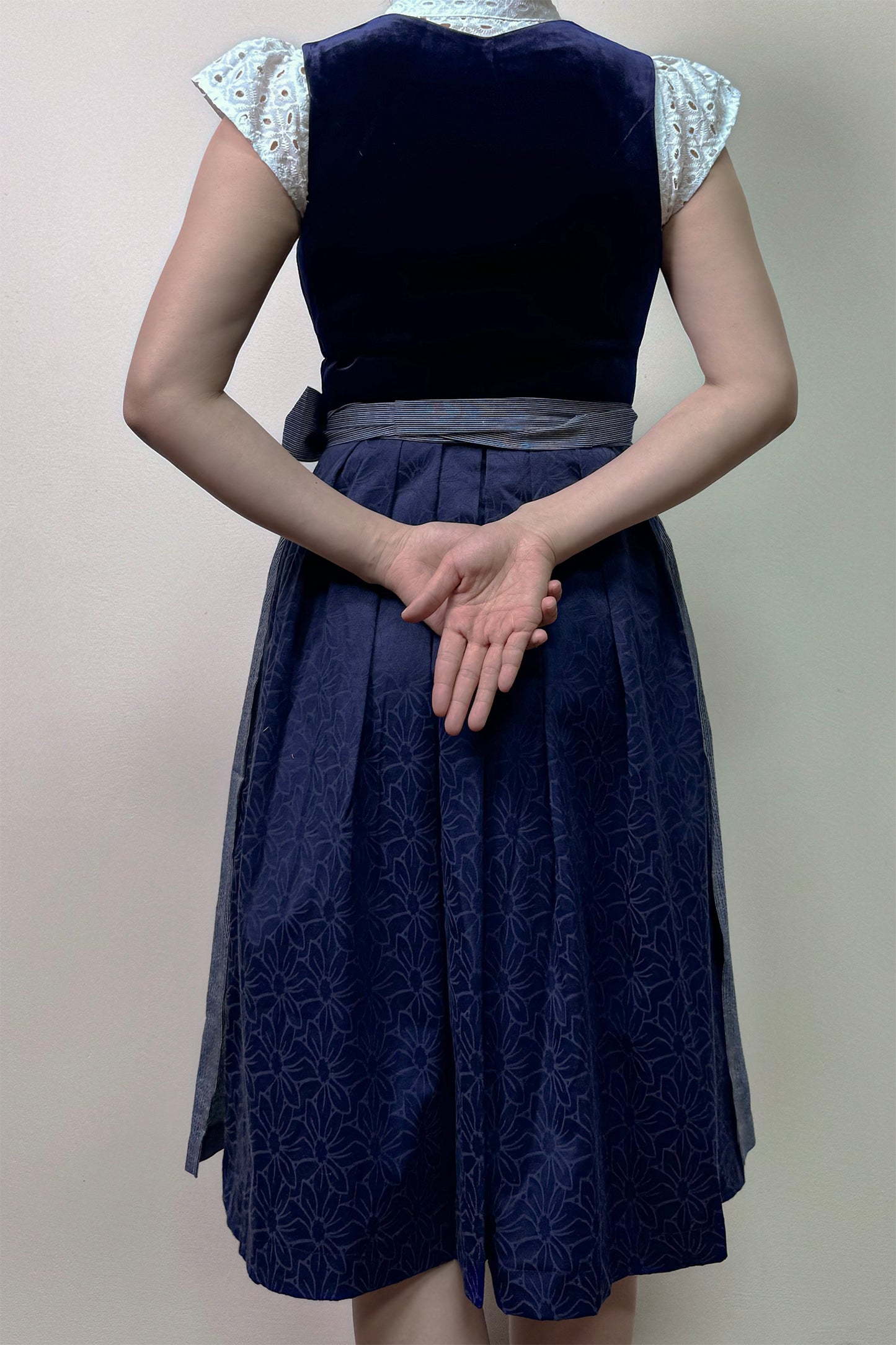 Dunkelblaues Dirndl mit Samt-Mieder