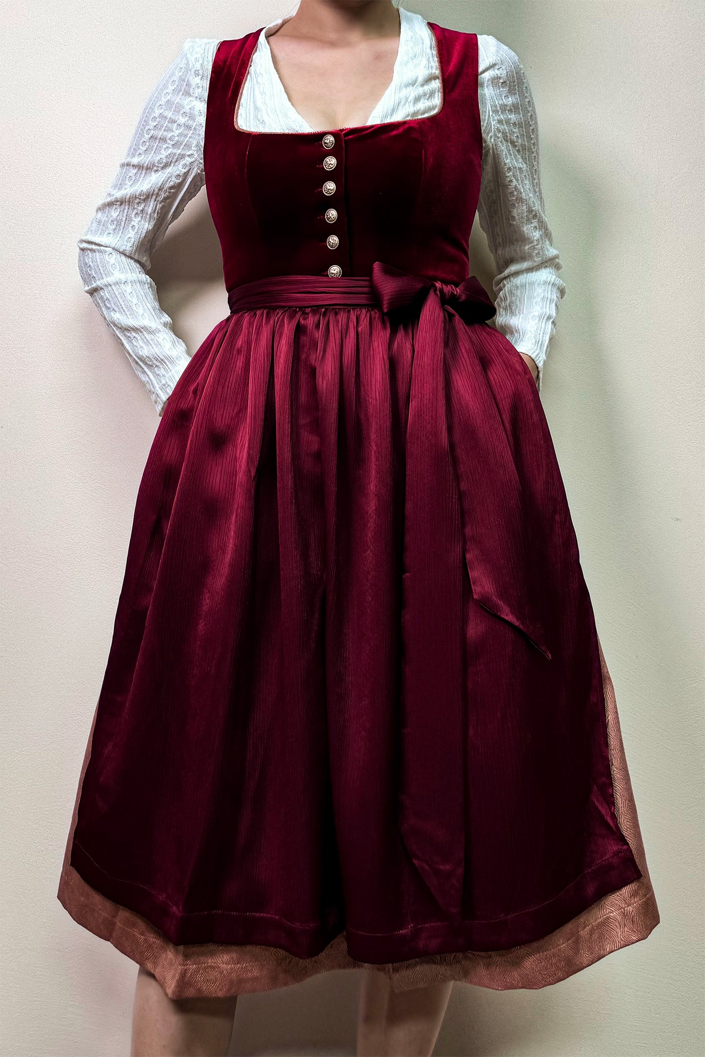 Weinrotes Dirndl mit Dusty Orange Rock