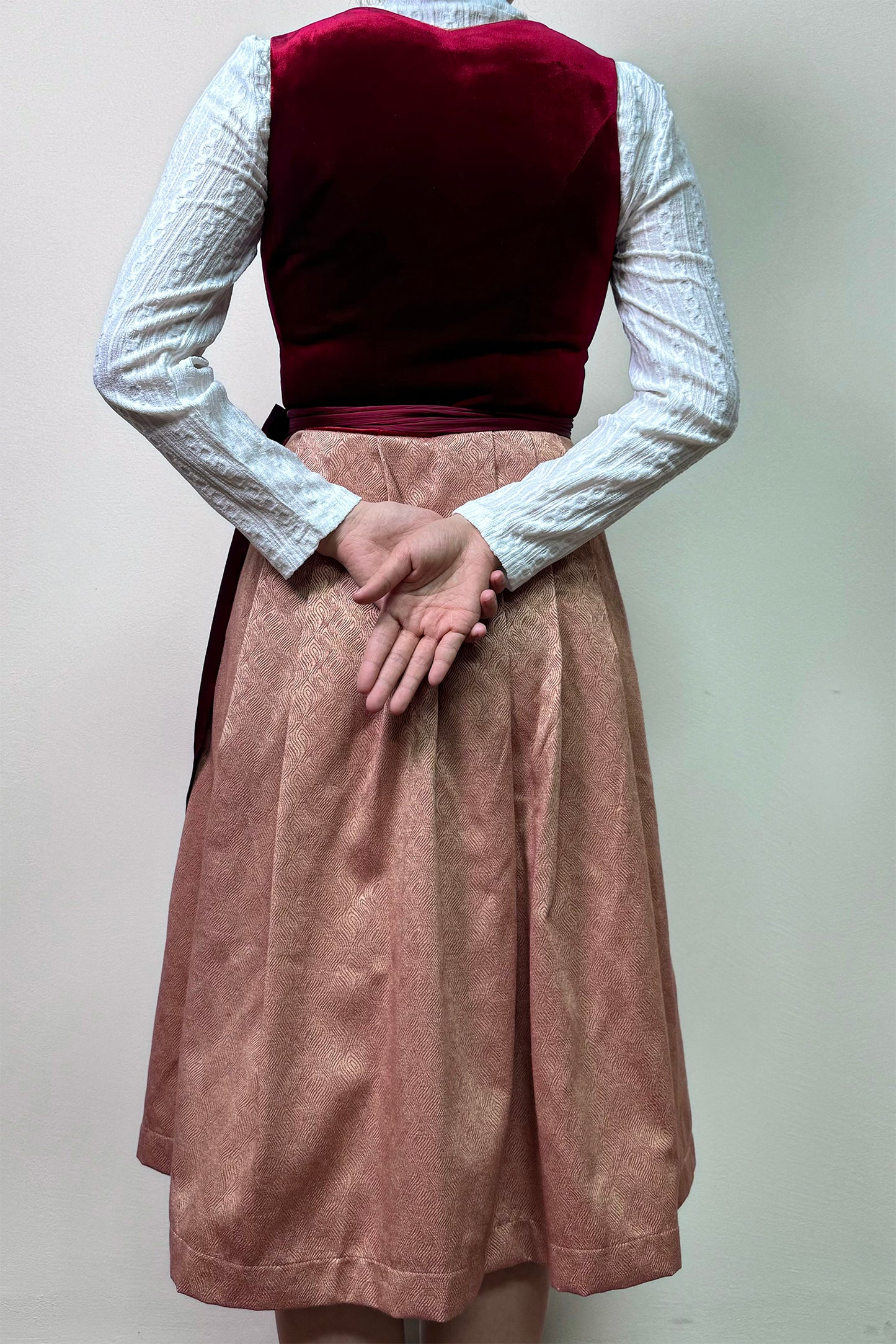 Weinrotes Dirndl mit Dusty Orange Rock