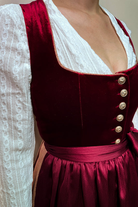 Weinrotes Dirndl mit Dusty Orange Rock