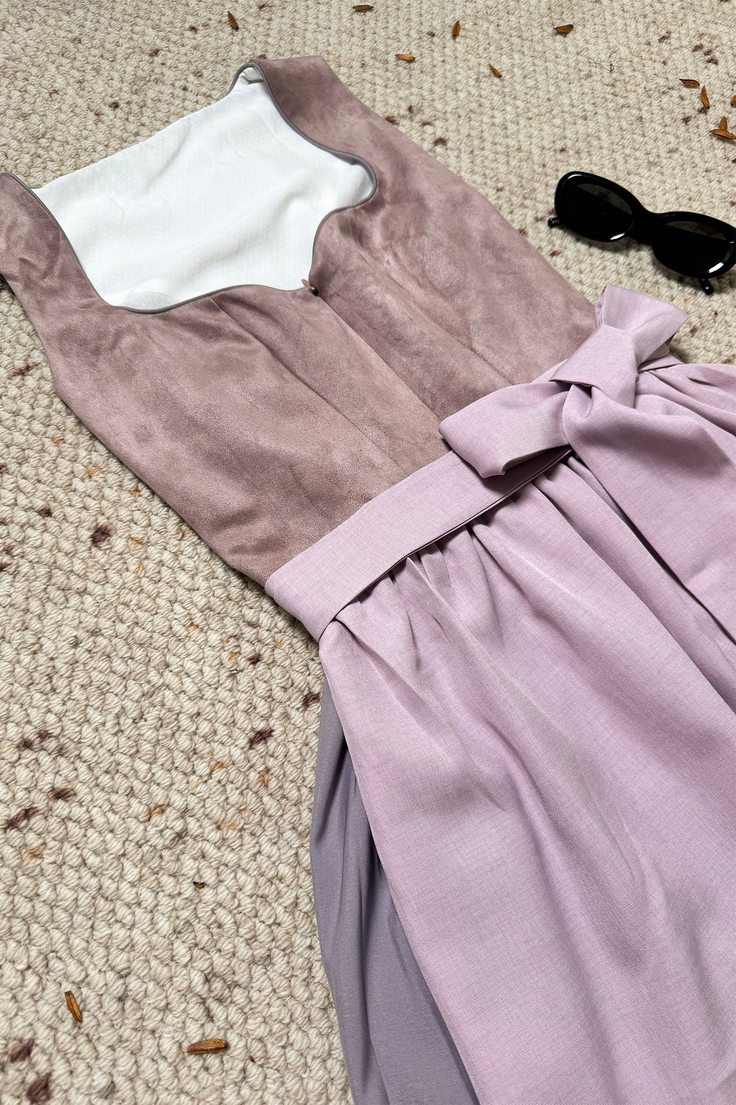 Mauvefarbenes Dirndl mit Velours-Mieder
