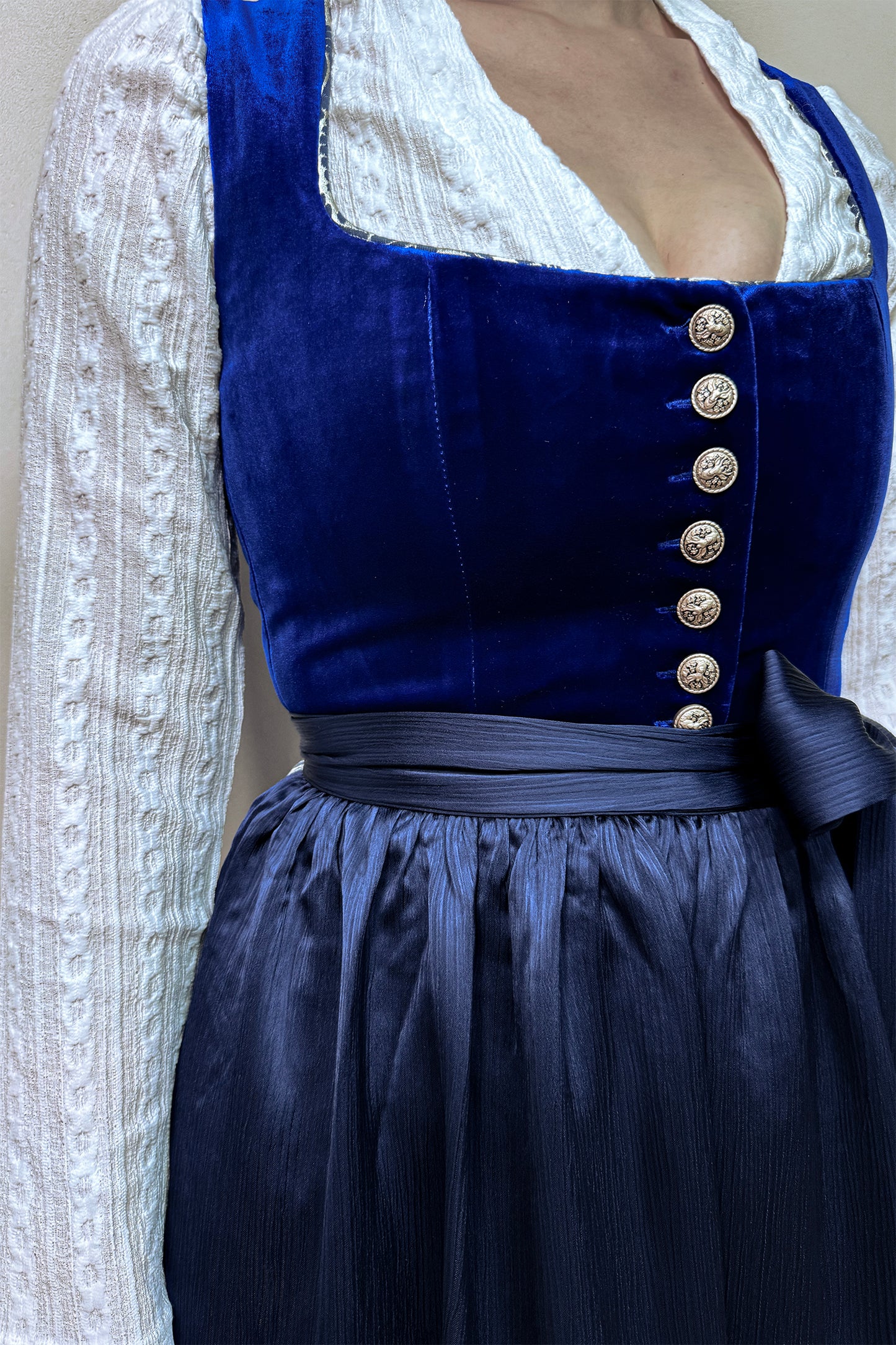 Nachtblau Dirndl mit Samt-Mieder