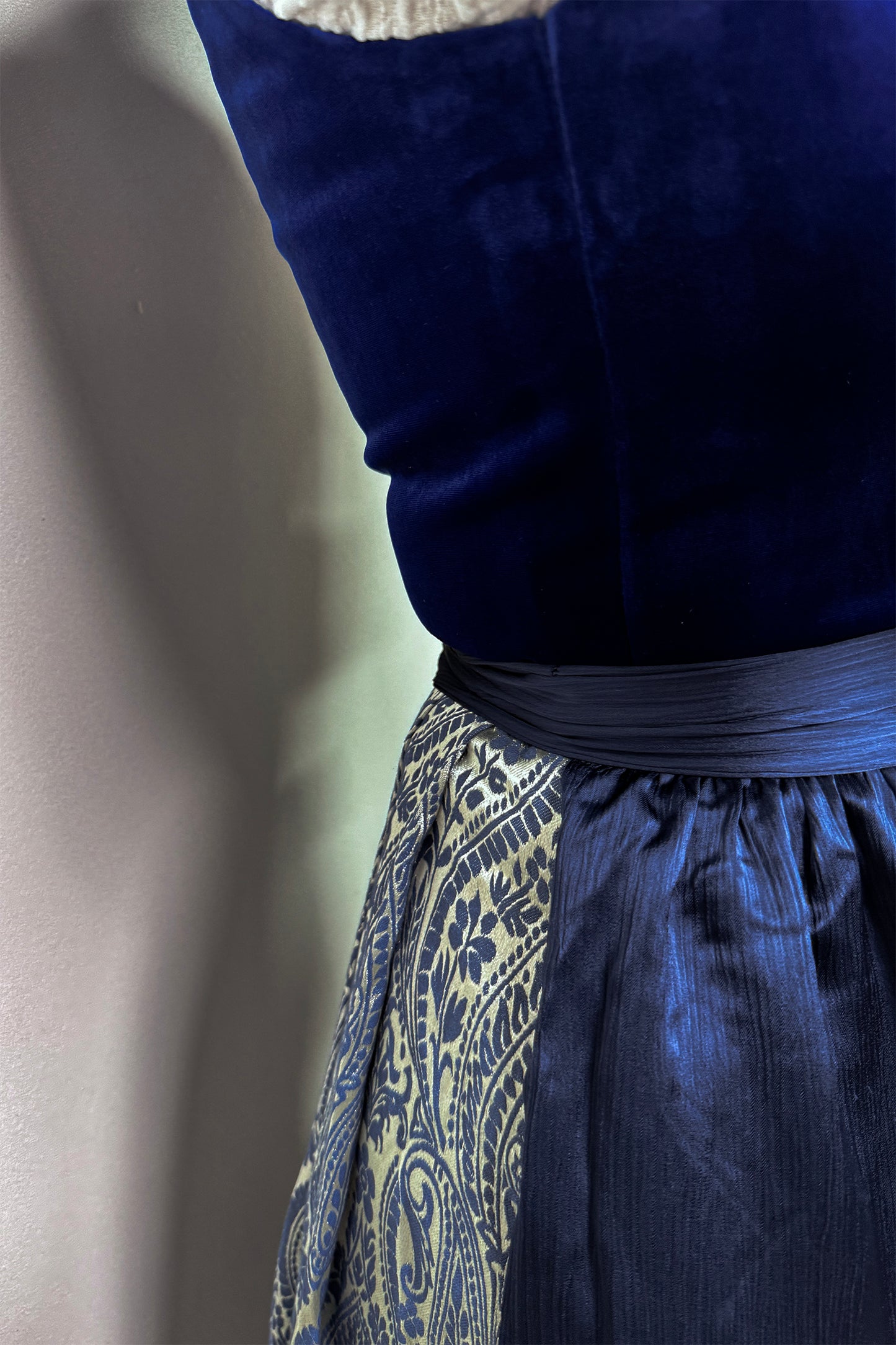 Nachtblau Dirndl mit Samt-Mieder