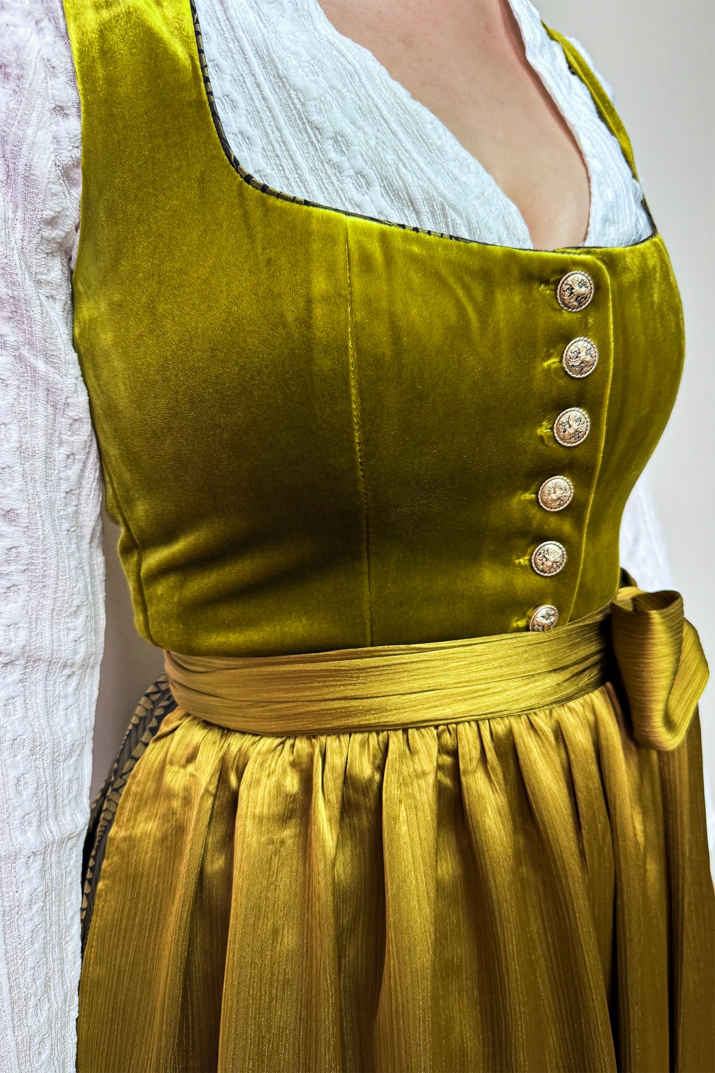 Kokosgelb Dirndl mit Samt-Mieder