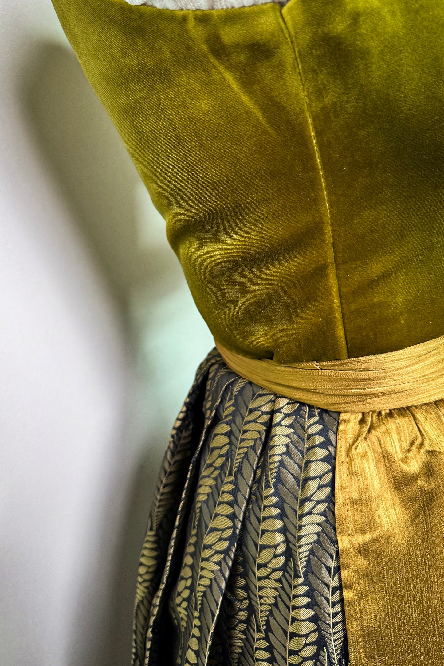Kokosgelb Dirndl mit Samt-Mieder