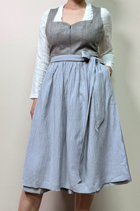 Schiefergraues Dirndl mit Schwarze Linien Mieder