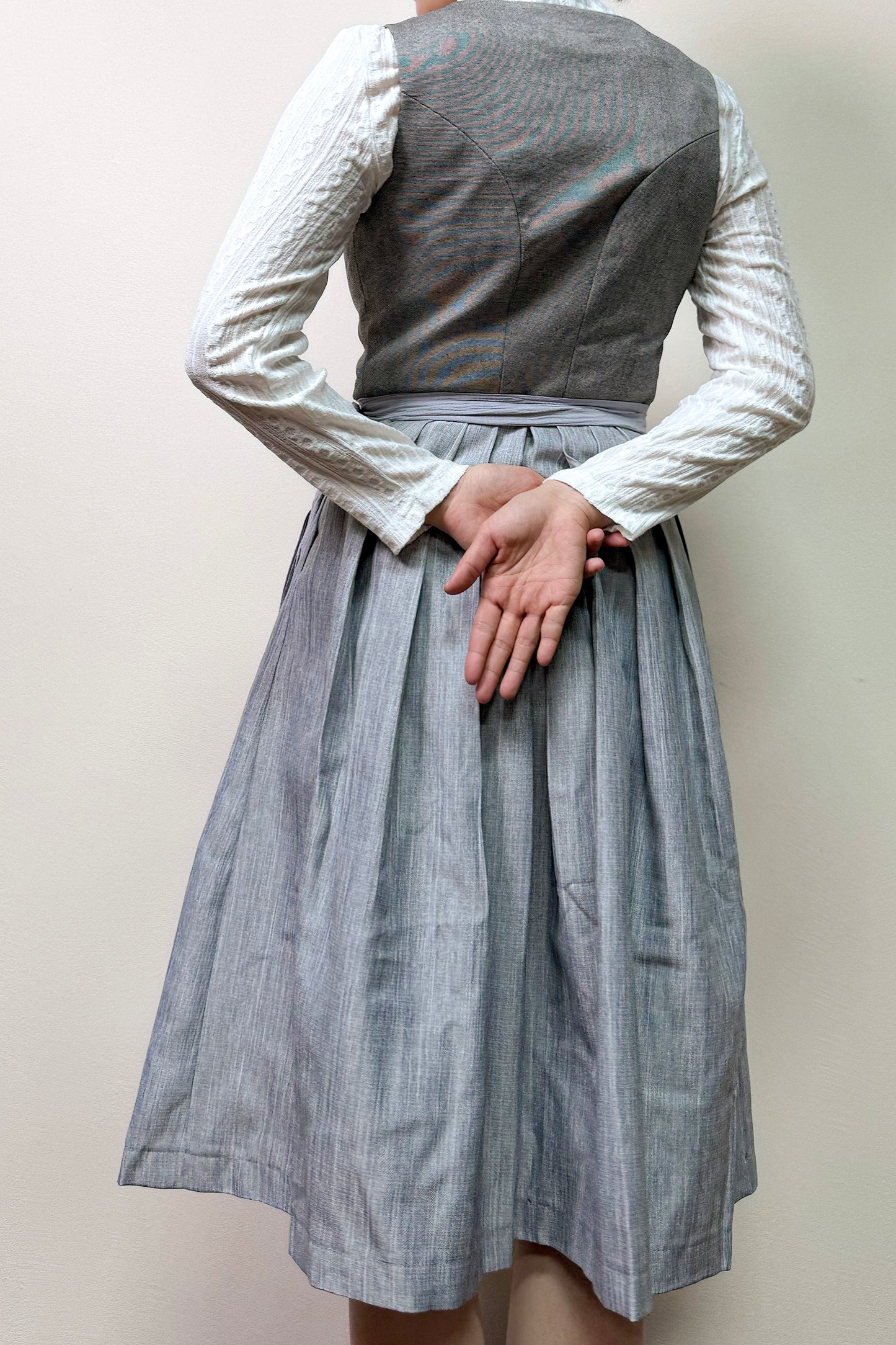 Schiefergraues Dirndl mit Schwarze Linien Mieder