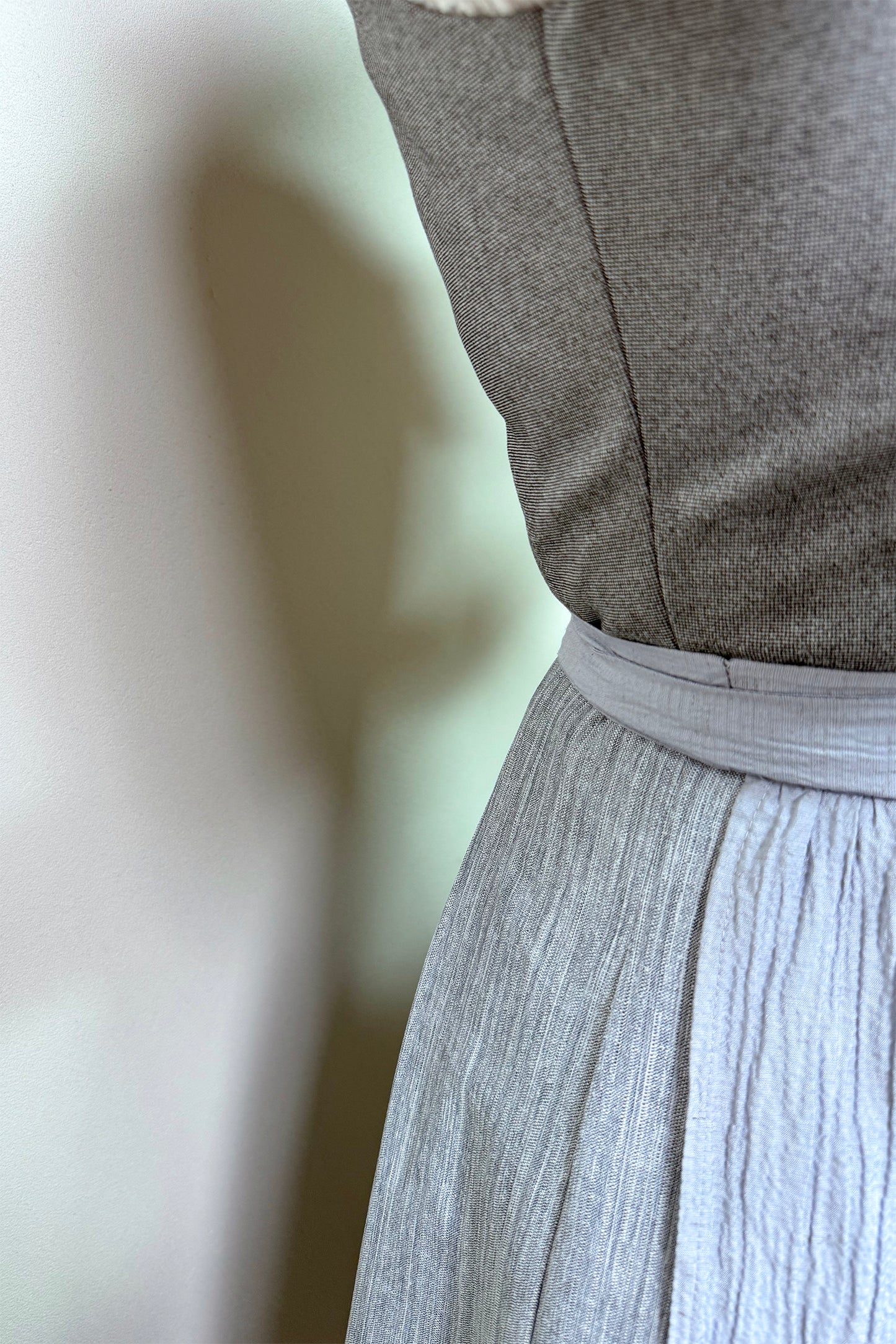 Schiefergraues Dirndl mit Schwarze Linien Mieder