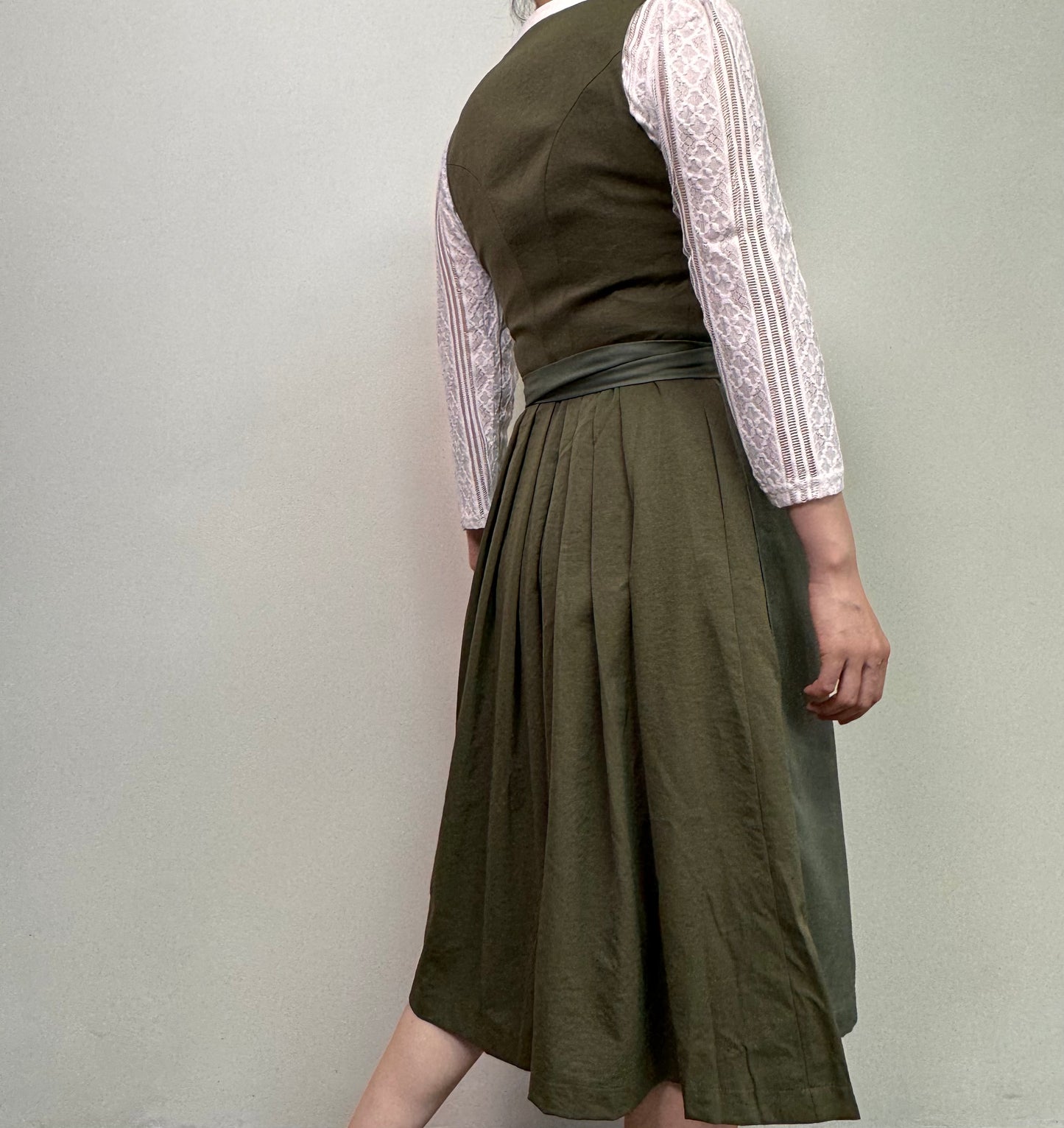 Olivgrünes Dirndl mit Knöpfen