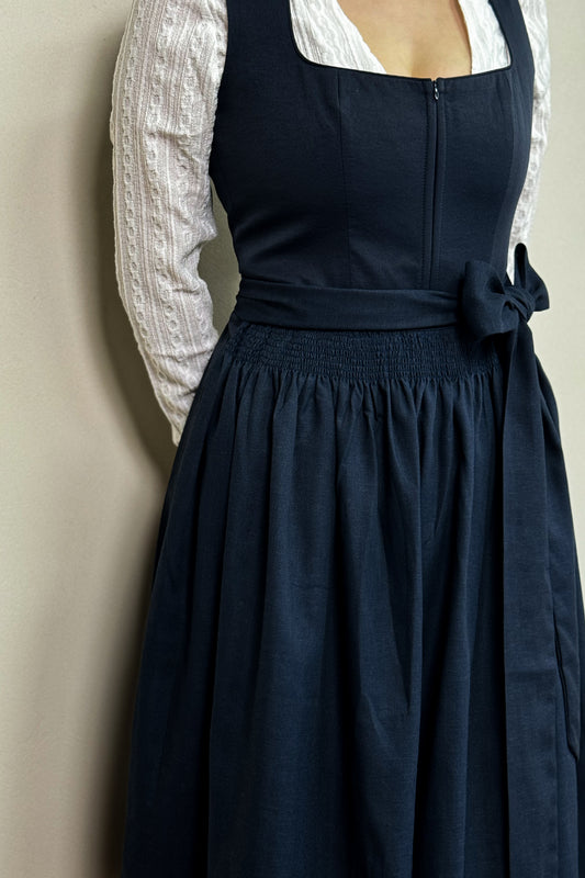 Dunkelblaues Dirndl mit Leinen Schürze