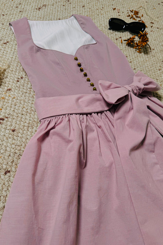 Rosa-farbenes Dirndl mit Knöpfen