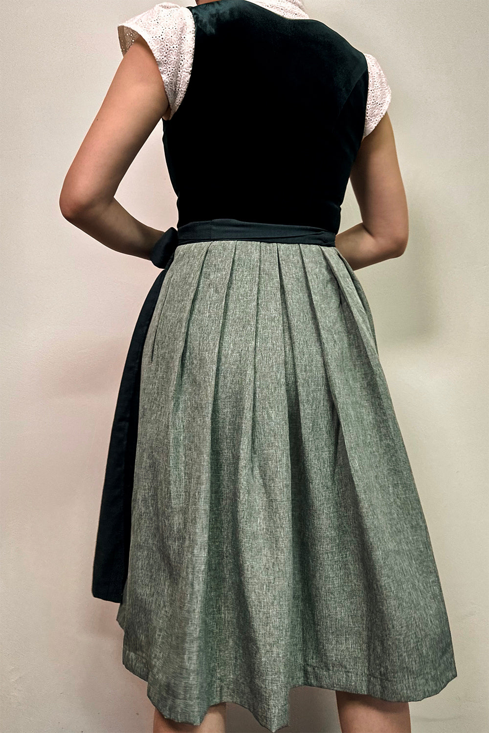Dunkelgrünes Dirndl mit Samt-Miede