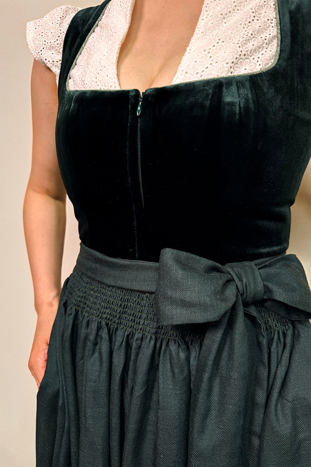 Dunkelgrünes Dirndl mit Samt-Miede
