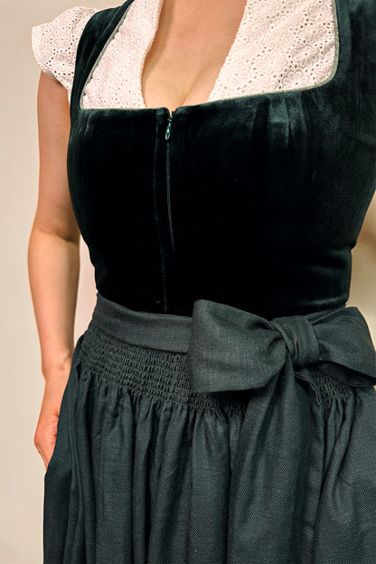 Dunkelgrünes Dirndl mit Samt-Miede