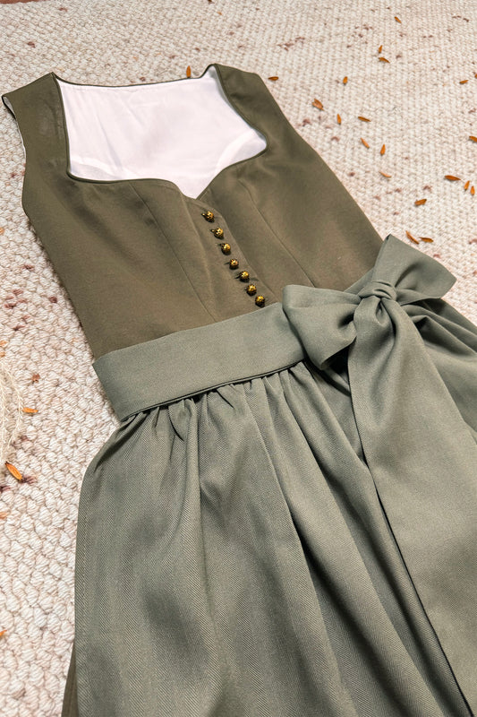 Olivgrünes Dirndl mit Knöpfen