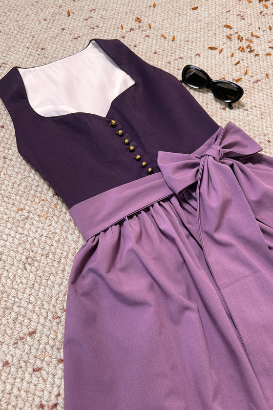 Brombeerfarbenes Dirndl mit Knöpfen