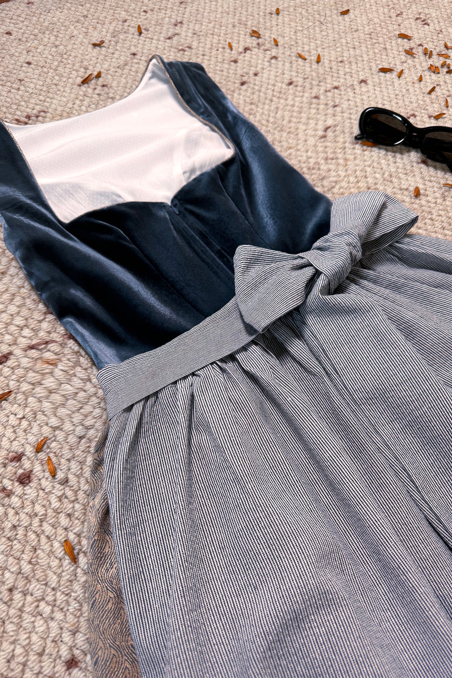 Dustyblau Samt Dirndl mit Gemusterter Rock in Yellow