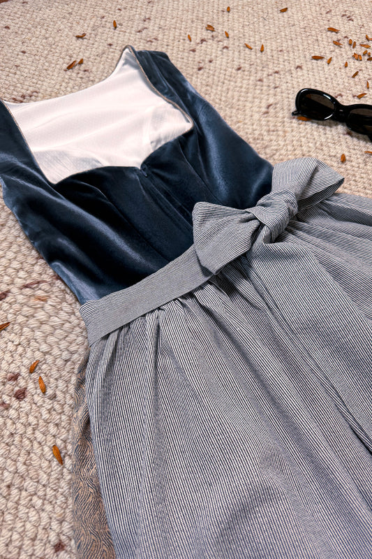 Dustyblau Samt Dirndl mit Gemusterter Rock in Yellow