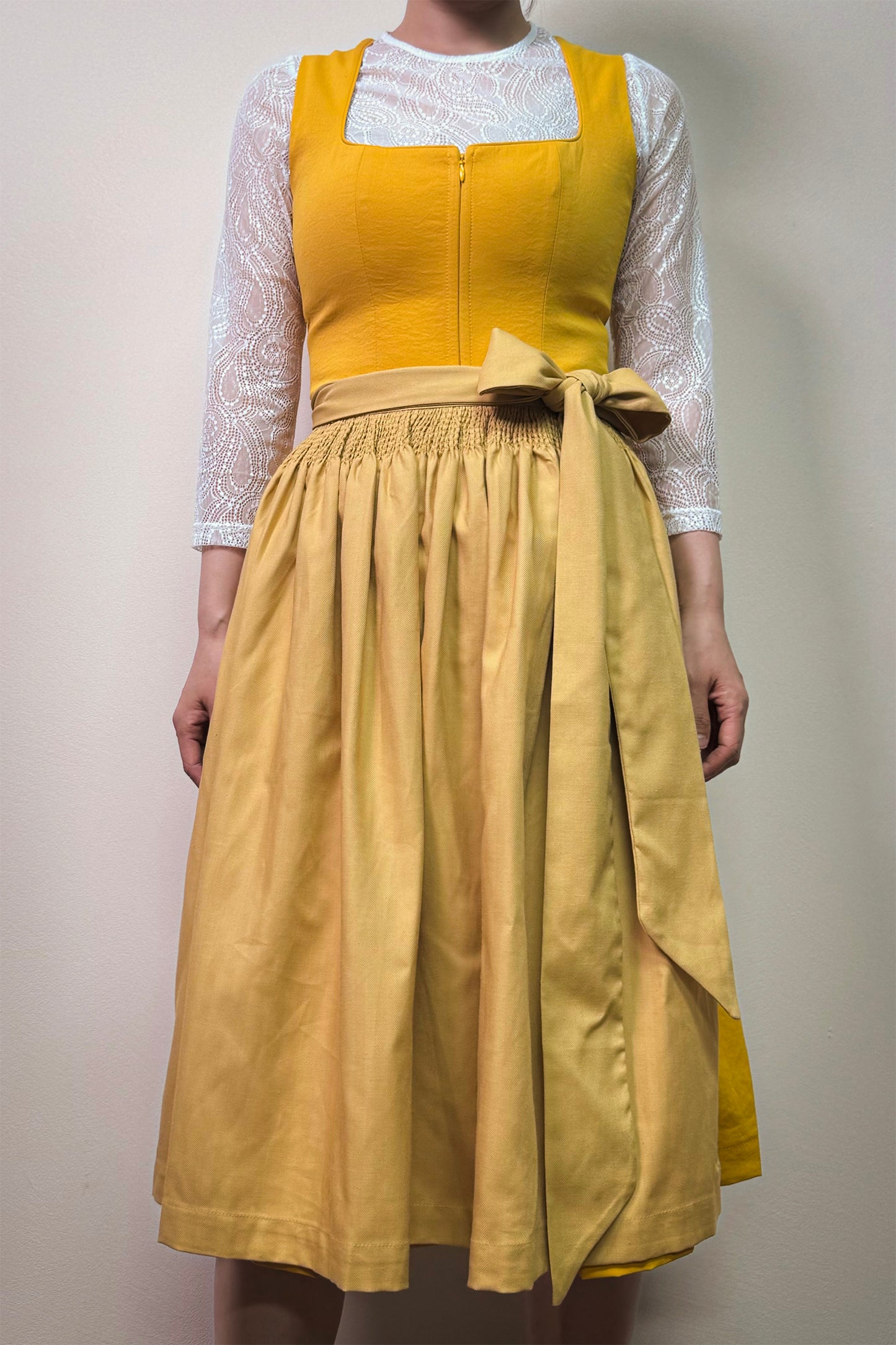 Zitronengelbes Dirndl mit Leinen Schürze