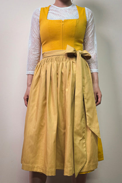 Zitronengelbes Dirndl mit Leinen Schürze
