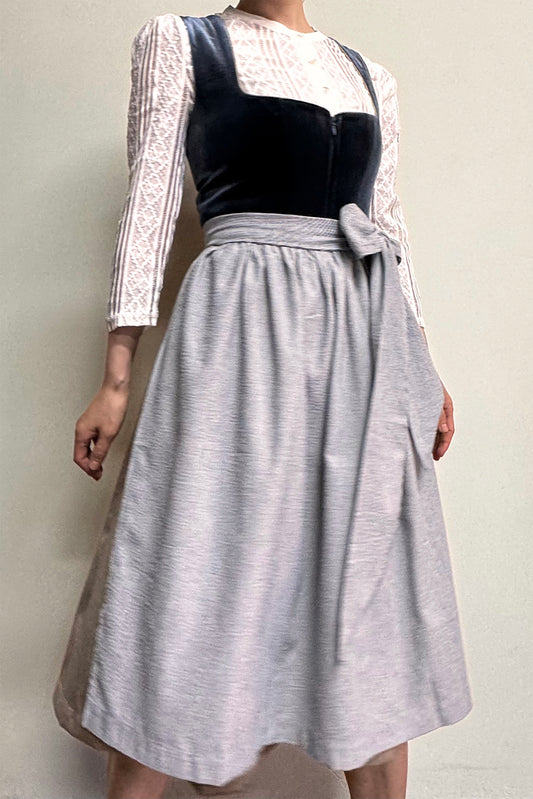 Dustyblau Samt Dirndl mit Gemusterter Rock in Yellow
