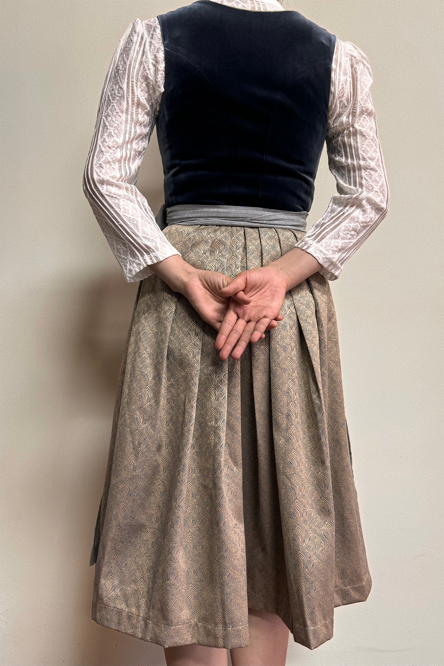 Dustyblau Samt Dirndl mit Gemusterter Rock in Yellow
