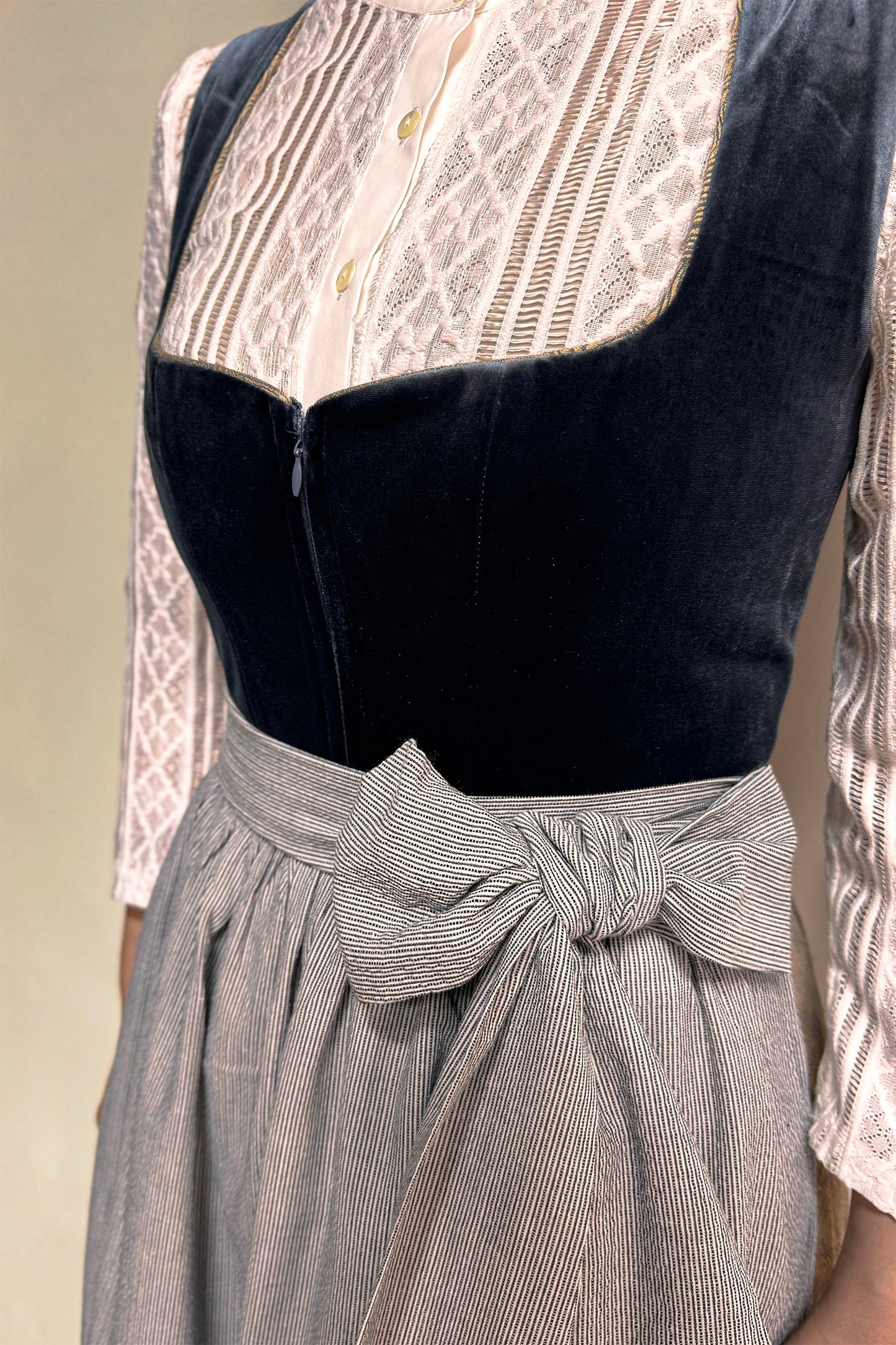 Dustyblau Samt Dirndl mit Gemusterter Rock in Yellow