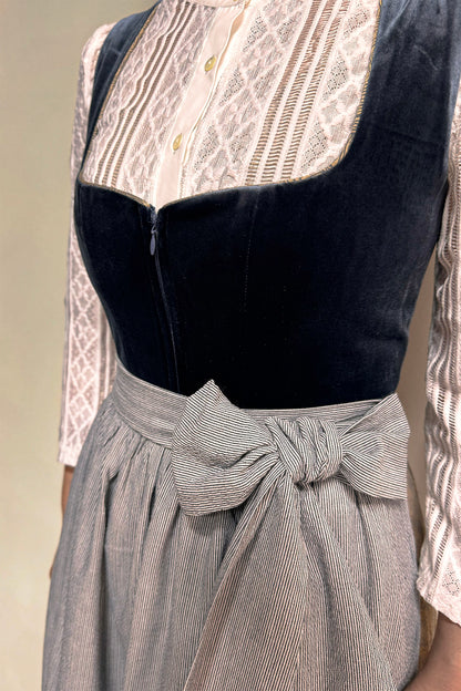 Dustyblau Samt Dirndl mit Gemusterter Rock in Yellow